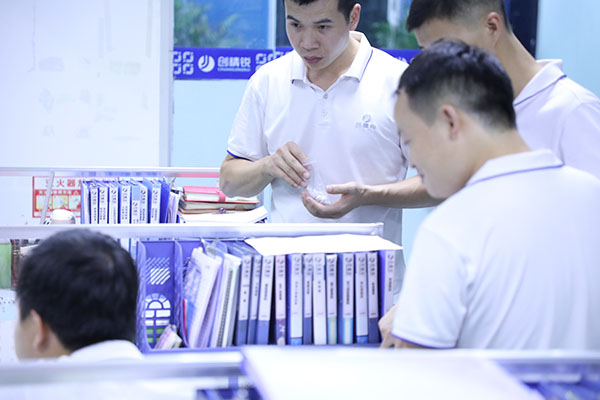 深圳全自動(dòng)點(diǎn)膠機(jī)廠家