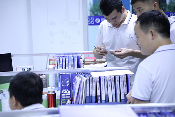 噴射視覺點(diǎn)膠機(jī)廠家