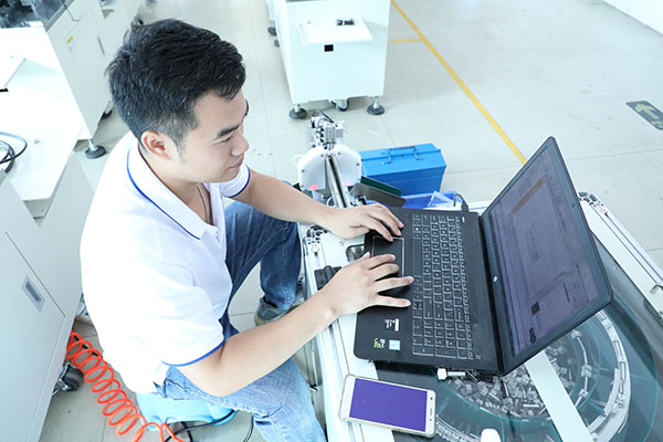 全自動點膠機公司調試